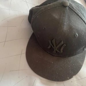 Keps - Säljer denna keps! Är i bra skick endast lite dammig men använd ett fåtal gånger. Köpt för 360kr!! Pris kan diskuteras💕ÄKTA!!