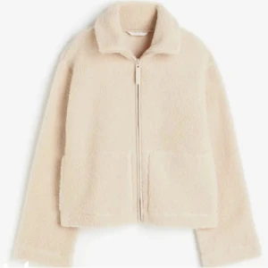 Teddy jacka HM - Säljer en jättefin teddyjacka från HM som är perfekt till hösten, väldligt bra skick, skönt material, storlek M. Helt slutsåld!