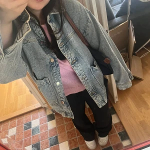 Blå jeans jacka - Denna blåa jeans jacka från zara, Den är i storlek xs men passar även s och m😊