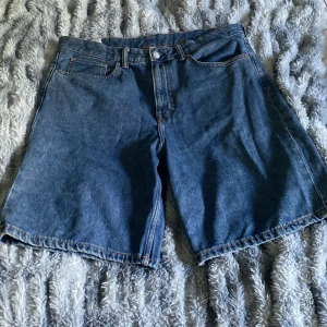 baggy jorts/shorts - baggy jorts/shorts från h&m, knappt använda. Kommer inte till användning pga för stora. Kom privat om ni undrar över mått osv.