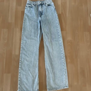 Monki jeans - Högmidjade stuprörsjeans från Monki i midjestorlek 25, fint skick med lite slitage längst ner vid benen. Lång i modellen så passar längre ben.