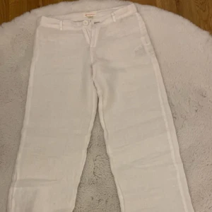 Kostym linnebyxor - Säljer dessa jättefina linnebyxorna med knapp och ficka där bak. De har endast provats då de köptes för ett tag sen i storlek 134 och var för långa. Jag är ca 155 och de sitter jätte fint, de är alltså väldigt stora i storleken. Skriv för fler bilder