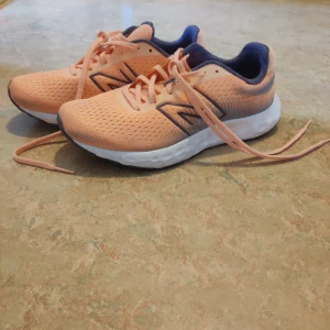 New balance 520 löparskor - Säljer ett par New Balance 520 löparskor. Skorna är i gott skick, testade 1 eller 2 gånger och originalkartong finns kvar.