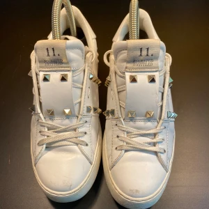 Valentino Skor  - Hej! Säljer nu dessa Valentino Skor, storlek 37, skicket bedömer vi är bra, tveka inte på att höra av er vid frågor kring skorna! 