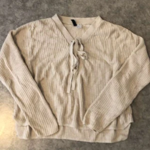Beige stickad tröja H&M  - Jätte fint skick!
