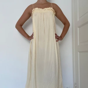 Vit klänning  - Världens sötaste långklänning. Luftig och skön samt en perfekt färg! Köpt på Sellpy därav helt unik. Använd endast några gånger därför inga defekter alls ❤️‍🔥