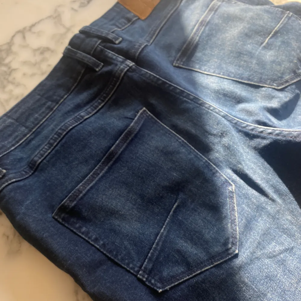 Väldigt fina jeans ifrån märket Solid, jeansen är knappt använda och är i nytt skick, W32, L32. Pris kan diskuteras!. Jeans & Byxor.