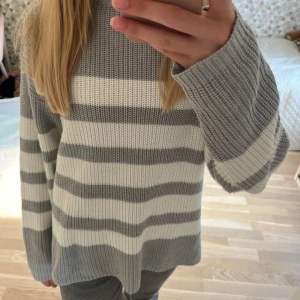 Stickad tröja - säljer denna stickade tröja ifrån Young Gina🤍 perfekt för sena sommarkvällar och nu till hösten och vintern!