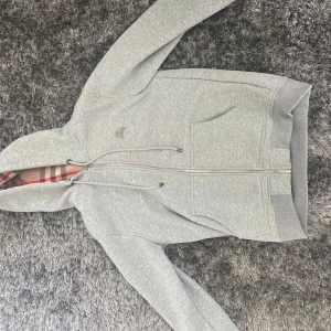 Burberry hoodie  - Storlek medium, använd Max 5 gånger!  Den är i super bra skick🙏 Skriv privat för frågor och pris👌