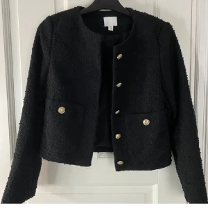 Svart kofta - Jätte snygg svart jacka/kofta från h&m i storlek xs🩷 oanvänd🩷 perfekt nu till hösten!