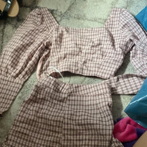  Ett sätt med kjol och tröja -  Ett super fint sätt med en vacker tröja med puffar och en vacker kjol båda har dragkedja på sidan och är storlek 36