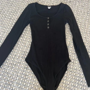 Svart body - Svart body från &Other Stories! Endast använd ett fåtal gånger. Nyskick. Pris: 200kr, men kan kommas att sänkas vid snabb affär