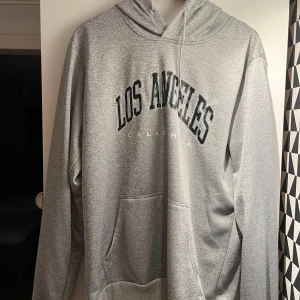 Grå hoodie - Grå hoodie. skick 10/10, aldrig använd.