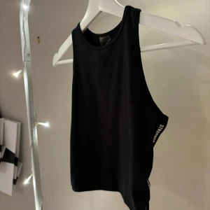 Stronger Linne - Ett svart linne från Stronger. Används några få gånger. Inget slitat som ny.💕💕