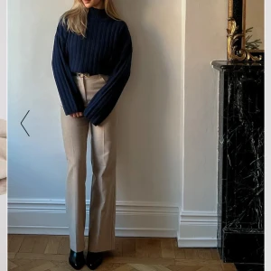 Beige kostymbyxa - Kostymbyxor från Nakd som aldrig är använda. Nypris 799 kr. 