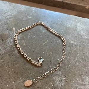 Silvrigt kedjearmband  - Säljer detta superfina kedjearmbandet! Aldrig använd, säljer då jag använder guld❤️