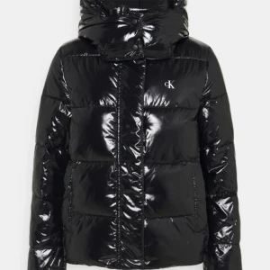 Calvin Klein jacka - Säljer min slutsålda Calvin Klein vinterjacka i bra skick, då den endast använd på vintern. Inga defekter!! Passar Xs-M. Är sugen på något nytt därav priset.💗 väldigt bekväm jacka!