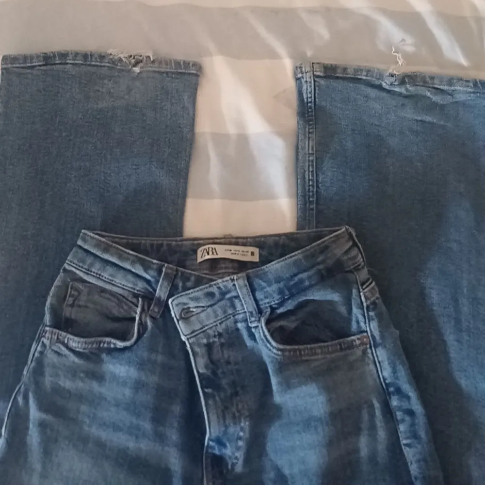 Jeans från zara, säljs på grund av att de är för stora och långa, jag är 156, hade nog passat någon över 160?. Jeans & Byxor.