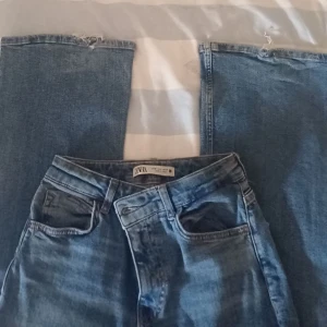 Zara jeans - Jeans från zara, säljs på grund av att de är för stora och långa, jag är 156, hade nog passat någon över 160?