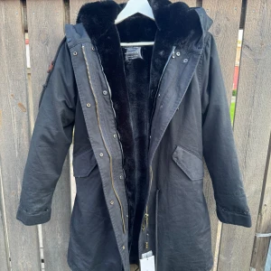 Vinterjacka - Säljer en oanvänd jacka, vill man så kan man köpa till och sätta på päls vid luvan och vid sidan av dragkedjorna. Otroligt varm och den är perfekt när man exempelvis ska ut med hundarna eller liknande . Storlek S-M