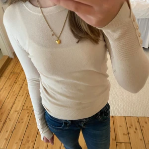 Stickad tröja  - Säljer denna superfina stickade tröjan med snygga detaljer på ärmarna från zara, perfekt till en sommarkväll !! Jättefint skick, inga defekter💞finns inte längre på zaras hemsida💞 ANVÄND GÄRNA KÖP NU!!