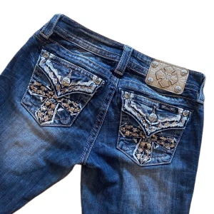 Miss me jeans - Miss me jeans med detaljerade fickor. Två små stenar på ena bakfickan har lossnat annars bra skick. Skriv om du vill ha fler bilder eller har frågor!