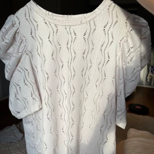 Blus - Stilren krämvit blus med puffiga armar. Storlek xs men passar även som S! Blusen är i bra skick och använd ett fåtal gånger.💞