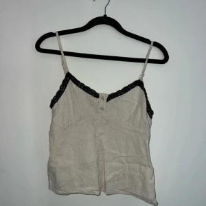 Linne - Ett beige linne med svart spets i storlek s från Shein  Den har ett litet hål vid knapparna (se bild) men går att sy