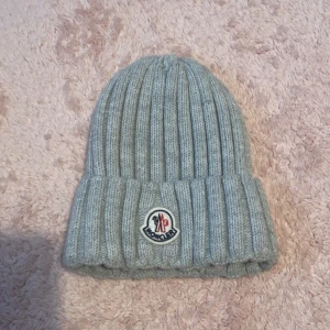 Moncler mössa - Moncler mössa. Helt oanvänd🩷