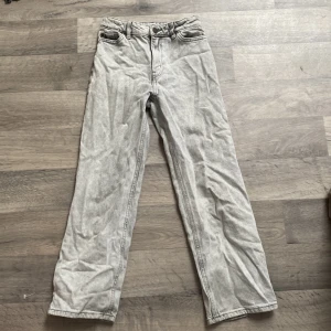 Jeans - Grå jeans från Lindex.  