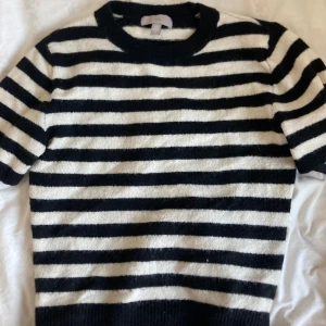 Stickad t-shirt  - Jätte snygg och trendig randning stickad t-shirt!!! Använd 1 gång och i jätte bra skick. Skriv om ni har frågor!❤️❤️