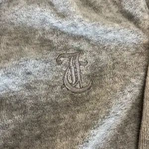 Fin grå juicy couture långärmad tröja i bra skick. Priset kan diskuteras!🩷