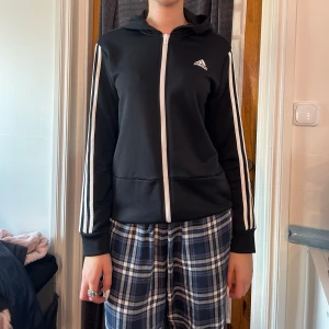 adidas tröja - säljer min adidas zip tröja. 