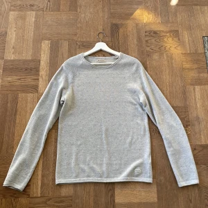 Stickad tröja  - Säljer nu fanns gåra stickade tröja från Jack & Jones i storlek S. Skick 9/10. Hör av dig om ytterligare frågor!