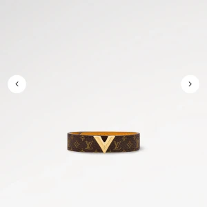 Brunt skärp med guldspänne från Louis Vuitton - Ett elegant brunt skärp från Louis Vuitton med ett distinkt guldspänne i form av ett V. Skärpet har ett klassiskt Louis Vuitton-mönster och är tillverkat av högkvalitativt material. använt en gång kvitto, box, dustbag allt medkommer.
