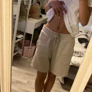 mjuka beigea shorts - säljer ett par jätte sköna och mjuka shorts från hm! nästan oanvända🫶🏼köparen betalar frakt!