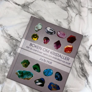 Boken om kristaller  - Bok med intressant fakta om olika kristaller och deras egenskaper, ca 350 sidor. (Ord pris ca 150-200 kr) Skriv om du har några frågor💘