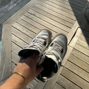 Jordan 4 Millitary Black - Tjo säljer mina Jordans 4or i befintligt skick! Skorna är använda men har fortfarande mycket kvar och ge! Liten tvätt o dem e som nya 🔥har tyvärr inget bevis på att dem e legit, samt box saknas därav priset ej fast! 👌