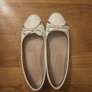 Ballerinaskor  - Säljer dessa så så fina ballerinaskor i storlek 40 men skulle säga att det passar 39 också!