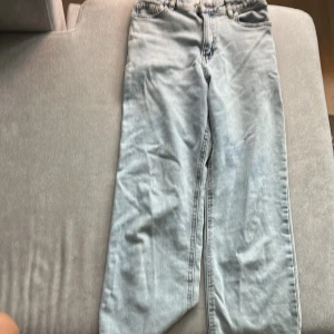 Ljusblå jeans  -  Ett par jeans jag har växt ut som är lite halvlånga jättefina 