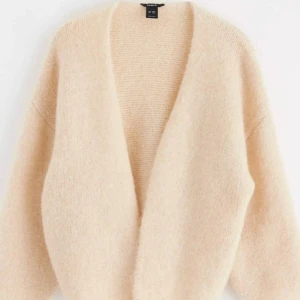 Stickad kofta  - Tänkte se om någon är intresserad av att köpa min jätte mysiga kofta från Lindex, koftan är slutsåld i nästan alla storlekar därför säljer jag den lite dyrare och den är väldigt populär💖 Skriv vid intresse 