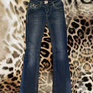 True religon jeans 🌟 - säljer dessa fina true religion jeans då de använts ett fåtal ggr och inte passar, köpt second hand med få tecken på användning. Innerbenslängd: 76cm, midjemått: 77,5cm🫶