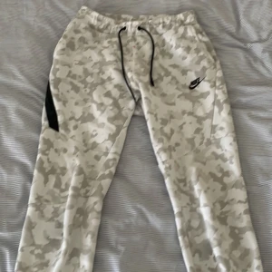 NIKE TECH vit camo - Lite sliten men inget man kan se sådär en röd prick som ej går bort eftersom det är textil färg.