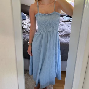 Klänning - Ljusblå klänning från HM med fina detaljer. Justerbara band. Storlek XS, endast använd 1 gång. PRIS KAN DISKUTERAS 💓