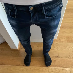 Replay anbass jeans - Sjukt snygga Replayjeans med tvättad design😍 Nypris 1700:- 💵 Skick 10/10✅ Hör av dig vid minsta fråga eller fundering//Legitresell