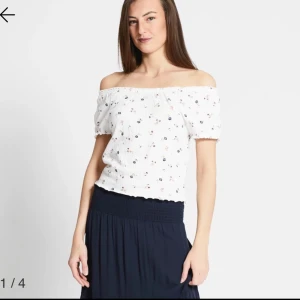 Söt topp - Så fin o somrig topp från lager 157. Den är vit med blommor på. Går att ha nedanför axlarna (bild 1) men oxå som en vanlig t-shirt. Använd 1 gång. Säljer då den inte kommer till användning. Storlek s, passar även xs. Nypris 100kr. KOLLA MIN PROFIL💗