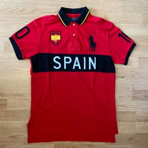 Ralph Lauren Spain Polo/Pike - !skicka bud för snabb affär! Fet Ralph Lauren Spain Piké, storlek M. Sädd på chiefkeef och TSM Daquean. Jätte bra skick. Skriv om ni undrar någonting eller om ni vill ha fler bilder 📲