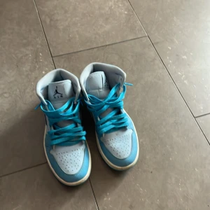 Jordan 1 mid storlek:38 - Skick 7/10 lite cresade och behövs tvättas.