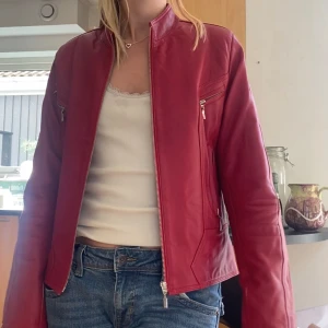 Röd skinnjacka  - Världens coolaste vintage läderjacka från Märket Jaguar. I superfint skick , perfekt till hösten!! Färgen är mer klarröd än vad den ser ut på bilden!!