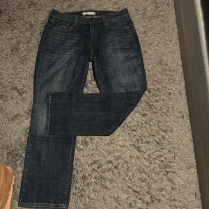 Vintage Levis straight leg 505 W29 L30 - Vintage Levis jeans i mycket bra skick. Passar W30 också!!! 